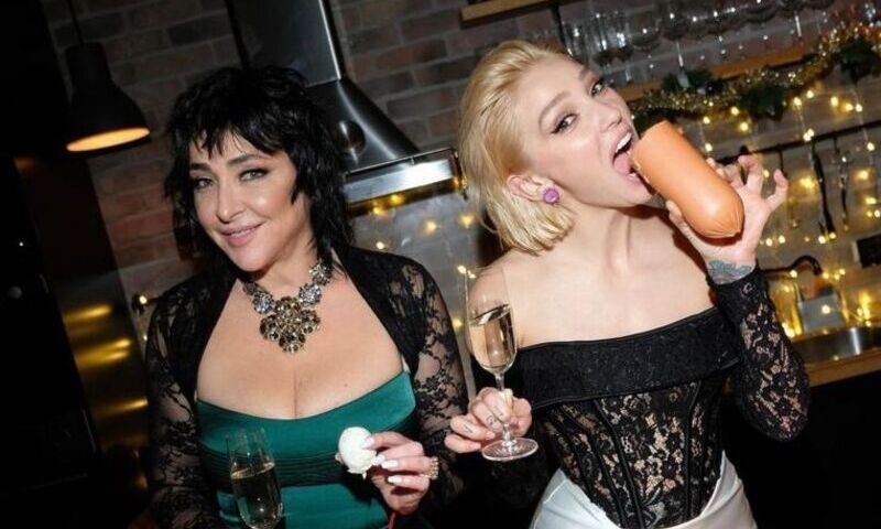 Ивлеева в роли матери и нищая Лолита: знаменитости обменялись желаниями в Новый год