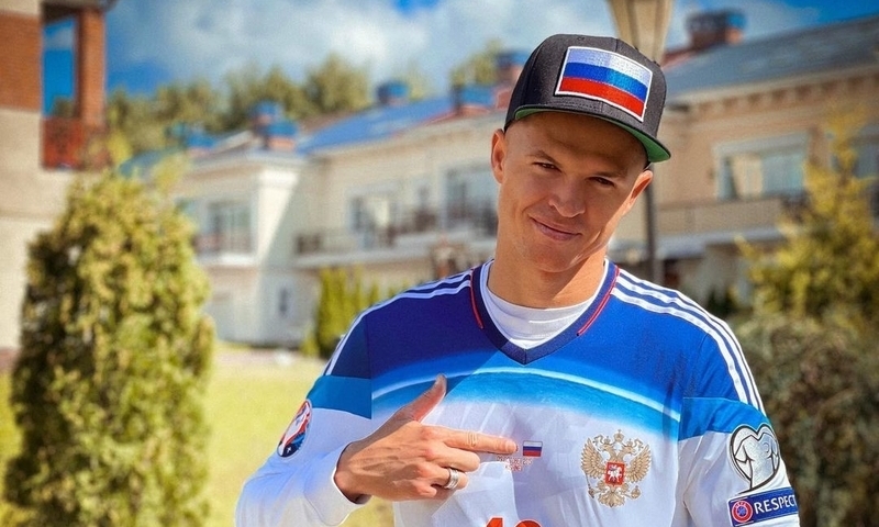 «Как играл, так и поет»: футболист Дмитрий Тарасов запел для Анастасии Костенко