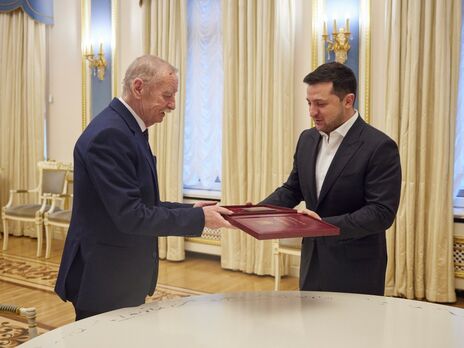 Зеленский лично вручил композитору Покладу орден