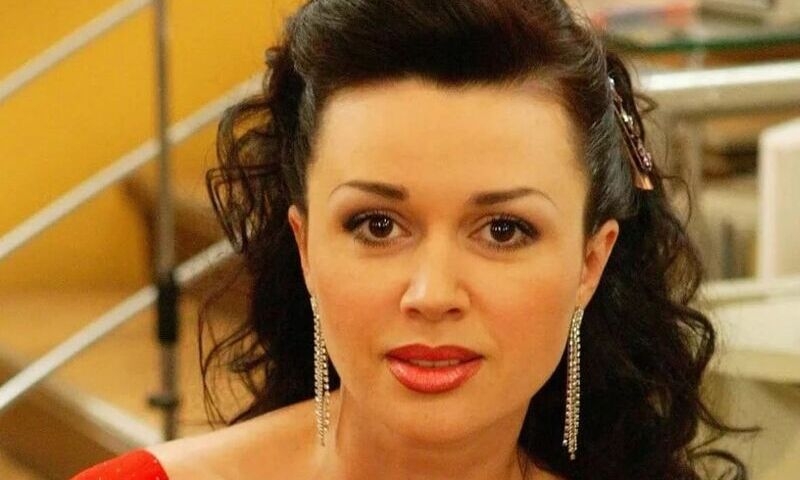 Усыпал могилу огромными букетами цветов: появилось видео, как Петр Чернышев почтил память Заворотнюк в её день рождения