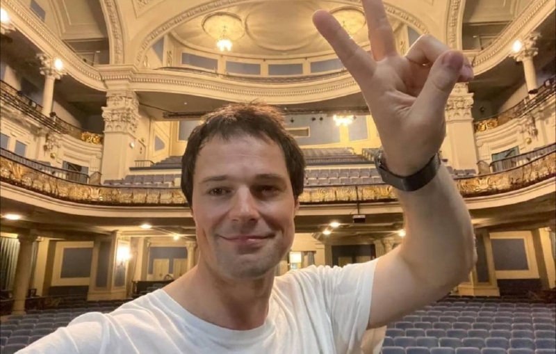 Данила Козловский впервые за два года выступил в России и нарвался на критику: «Кто все эти люди? Не массовка?»