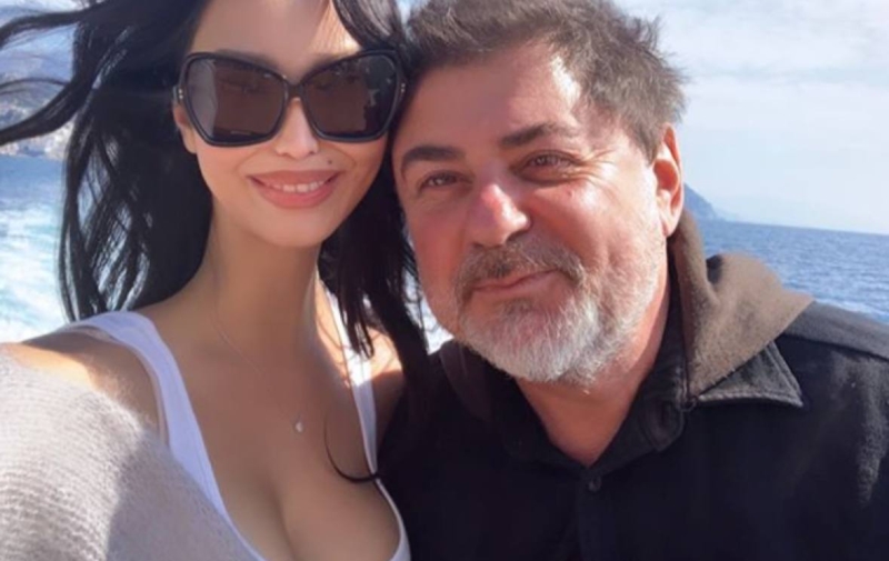 Сбежавший в США Александр Цекало впервые за несколько лет вернулся в Москву: позировал с молодой женой и говорил по-английски