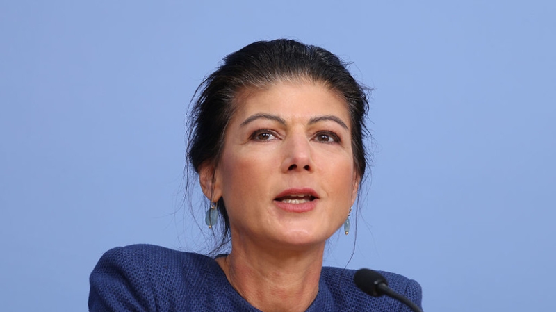 Сара Вагенкнехт уйдет с поста главы основанной ею партии