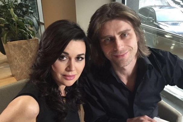 Новости России: 55 лет со дня рождения Заворотнюк. Семья актрисы показала ее архивные фото, Пётр Чернышёв привёз на могилу белые розы — БлокнотРУ — Новости России и мира. Новости России и мира сегодня. Новости России. Россия новости. Новости Россия. Блокнот Россия. Блокнот Россия новости. Блокнот России. Последние новости России. Россия последни новости. Новости России сегодня. Россия новости сегодня. Россия последни новости сегодня. Россия последние новости на сегодня.